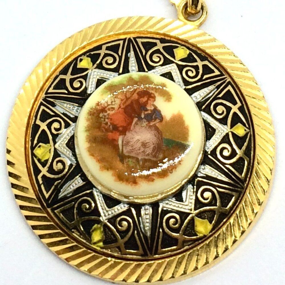 VINTAGE CAMEO NECKLACE Porcelain Courting Couple Damascene Style Cottagecore